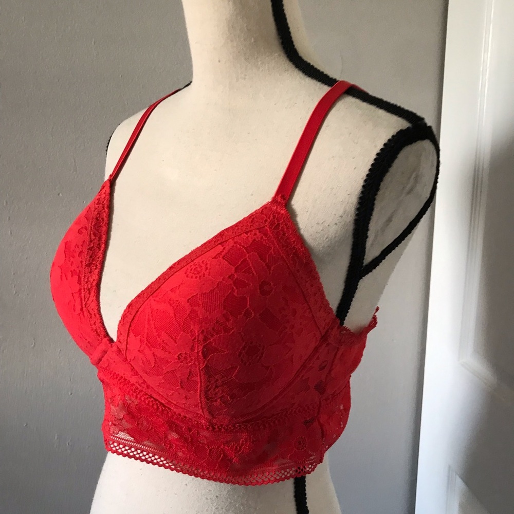 VICTORIAS SECRET Wireless Lightly Lined Red Lace Bralette | L